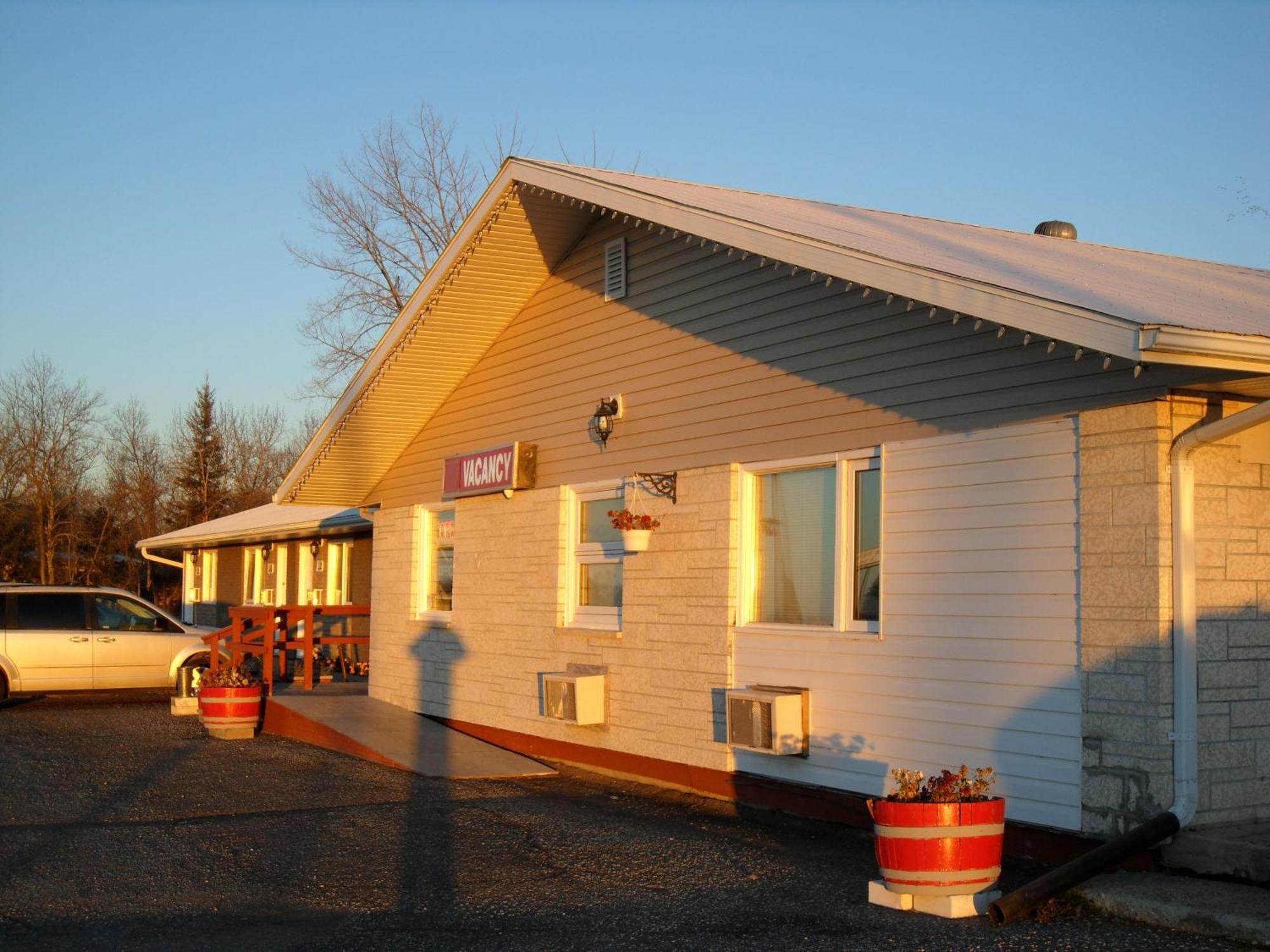 Westway Inn Motel Neepawa Екстер'єр фото