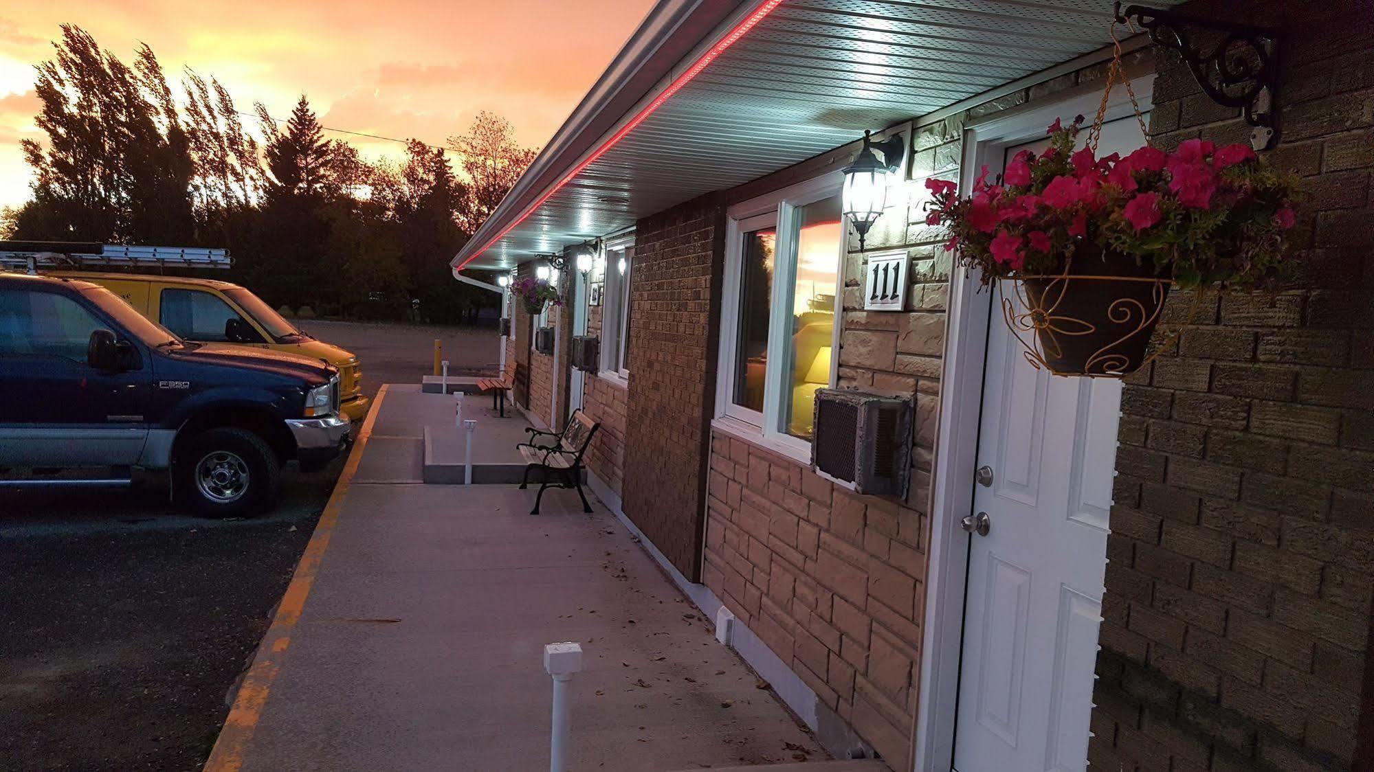 Westway Inn Motel Neepawa Екстер'єр фото