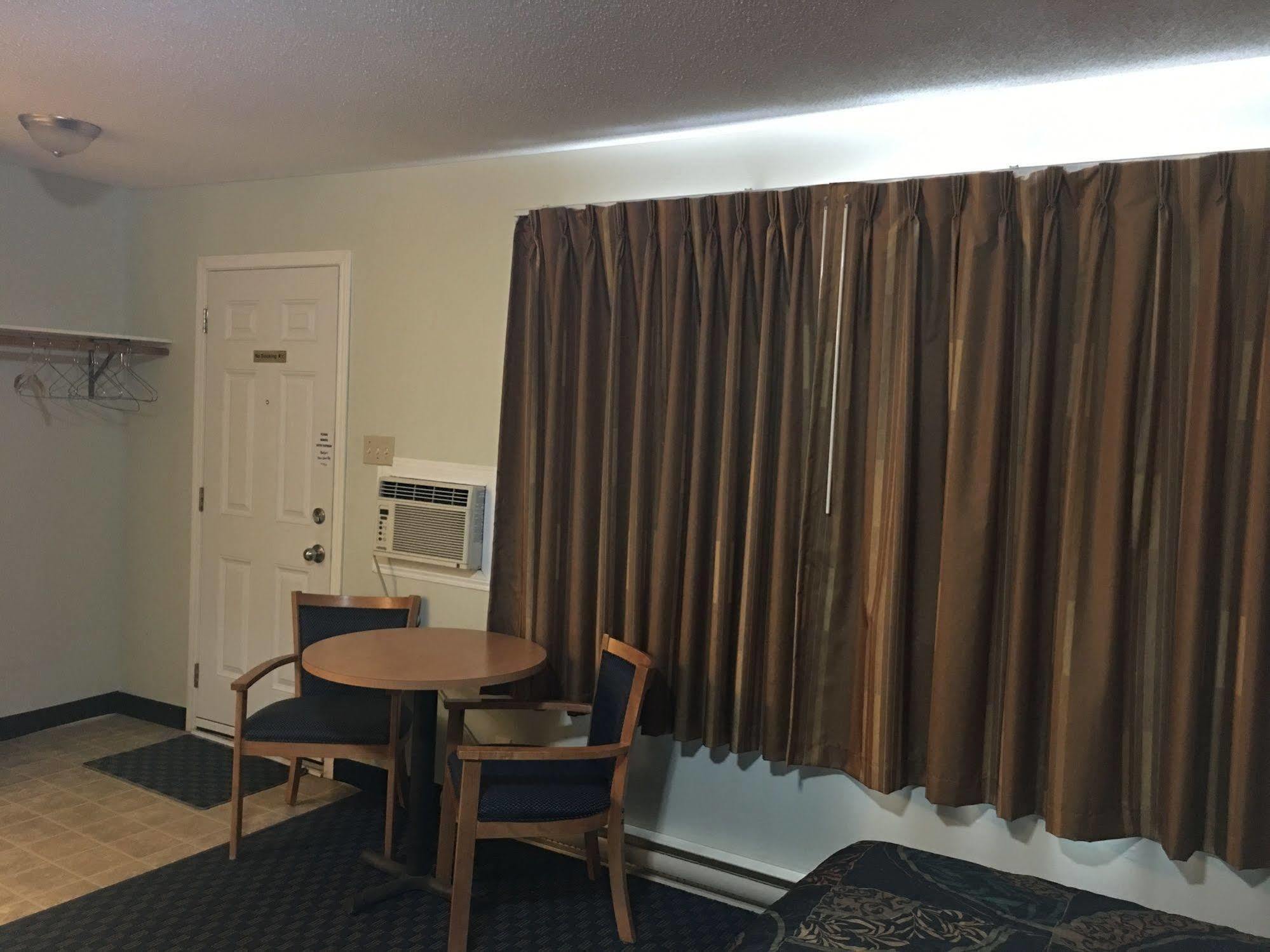 Westway Inn Motel Neepawa Екстер'єр фото