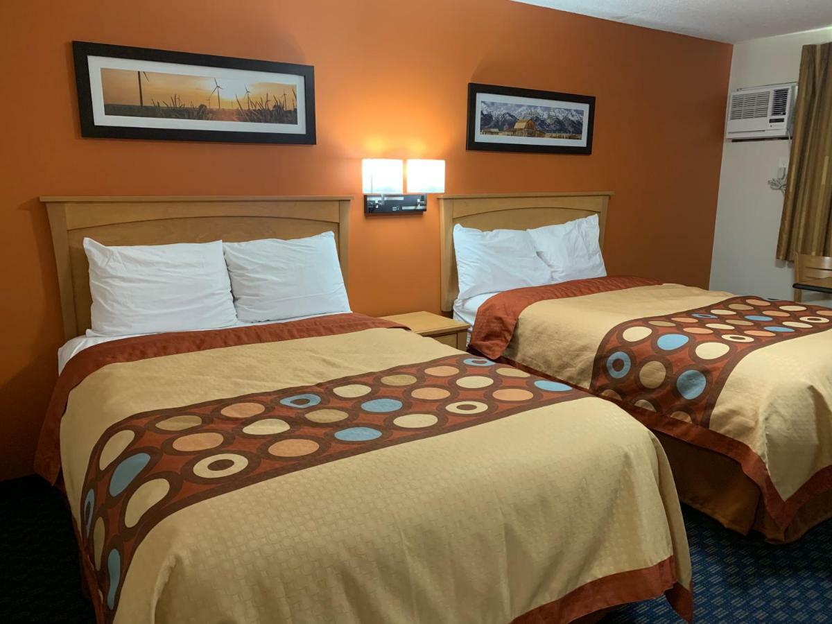 Westway Inn Motel Neepawa Екстер'єр фото