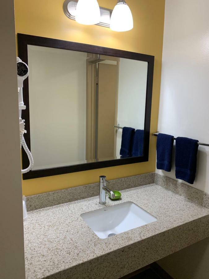 Westway Inn Motel Neepawa Екстер'єр фото