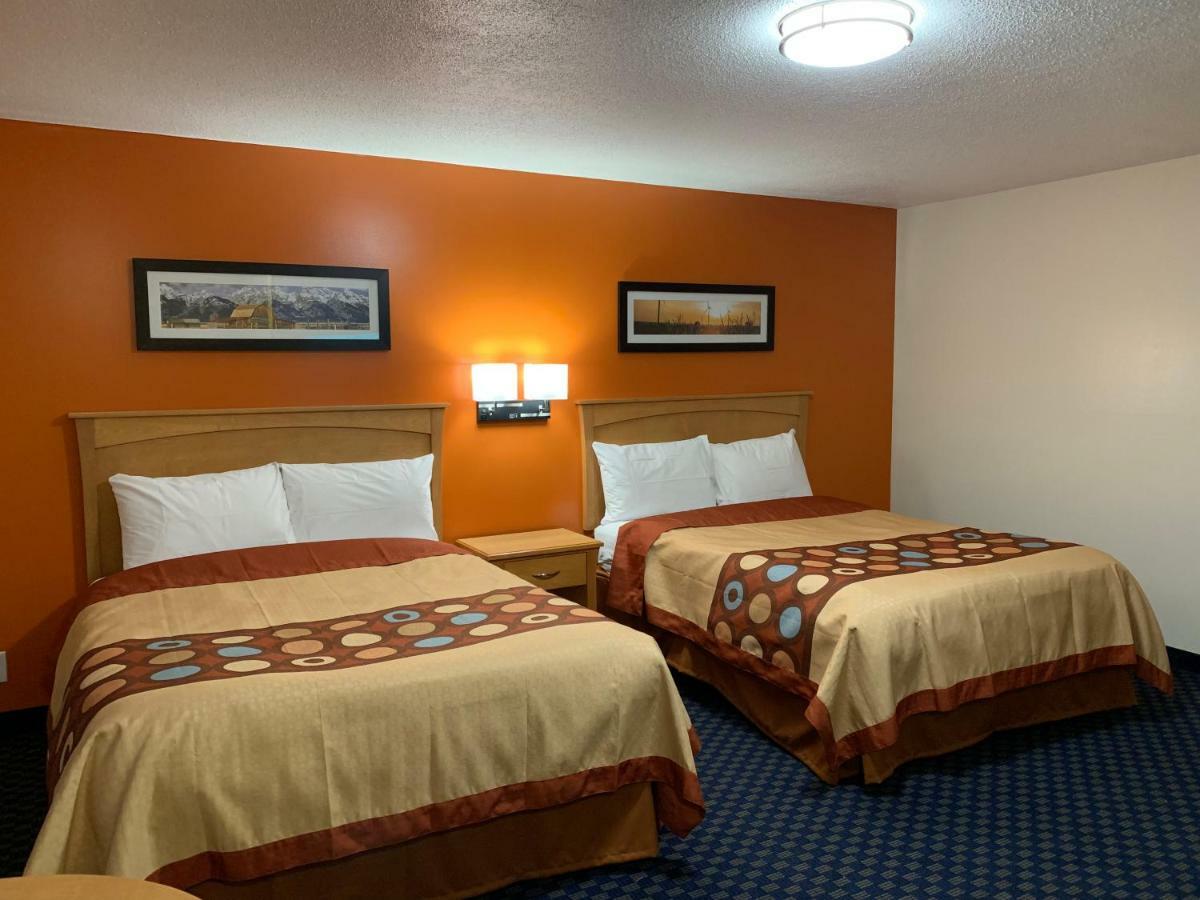 Westway Inn Motel Neepawa Екстер'єр фото