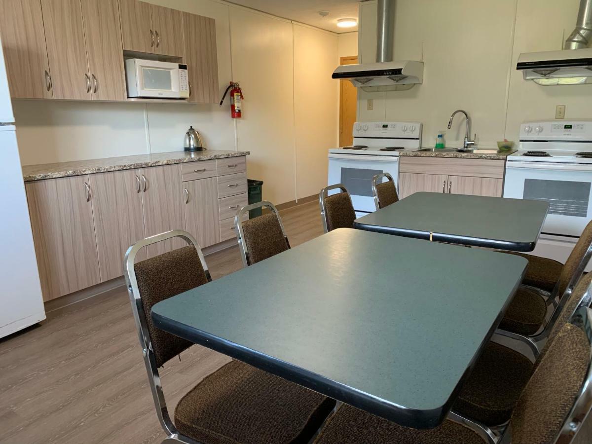 Westway Inn Motel Neepawa Екстер'єр фото