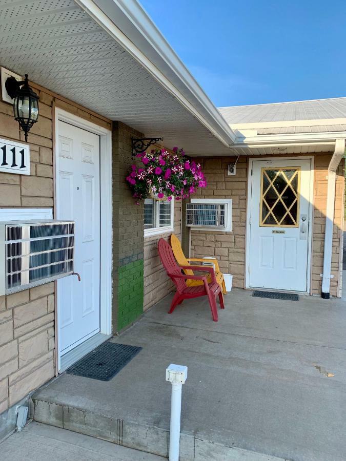 Westway Inn Motel Neepawa Екстер'єр фото