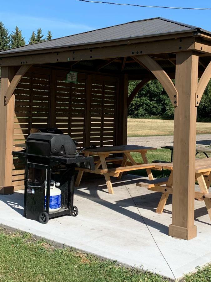 Westway Inn Motel Neepawa Екстер'єр фото