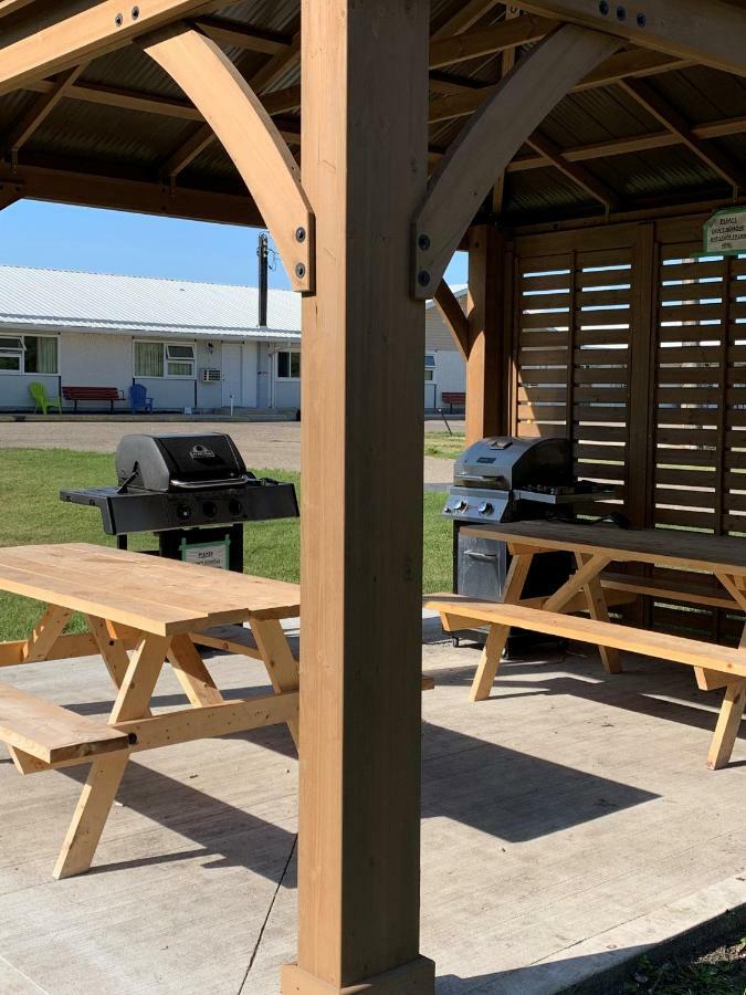 Westway Inn Motel Neepawa Екстер'єр фото