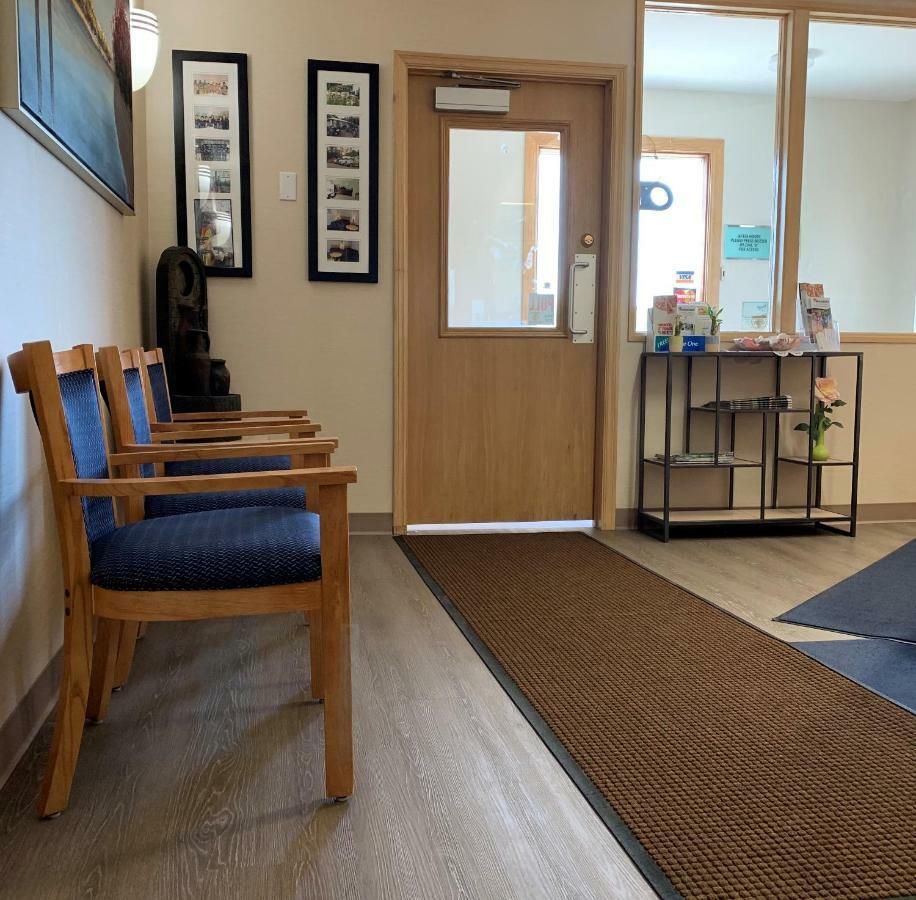 Westway Inn Motel Neepawa Екстер'єр фото